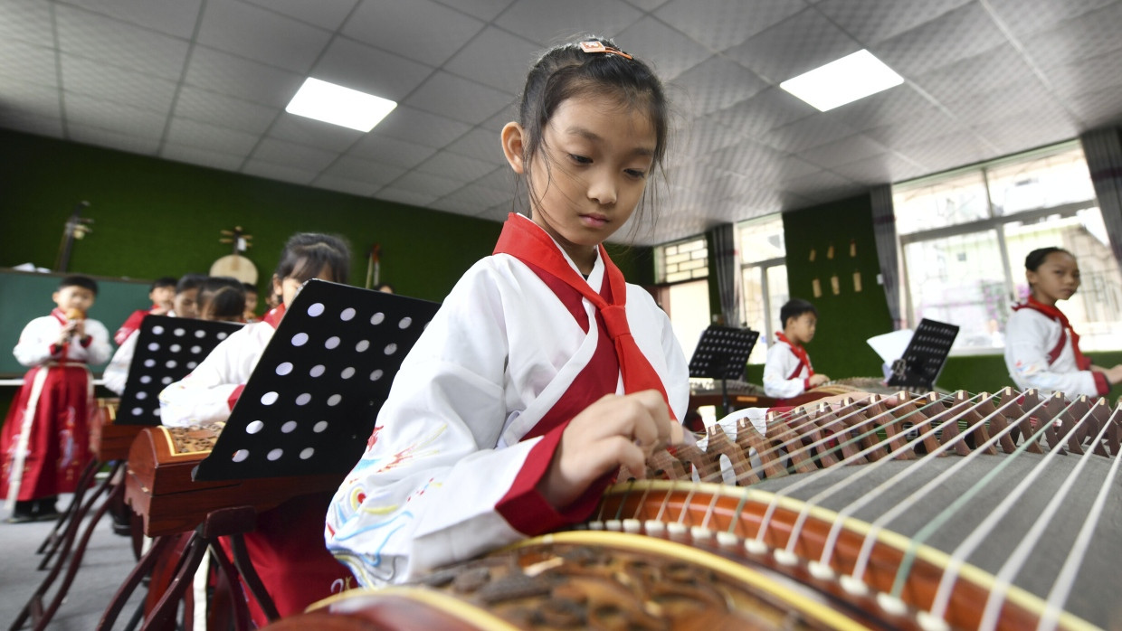 Früh übt sich: Guzheng-Unterricht in der südchinesischen Stadt Wuzhou – wie ihn die chinesischen Staatsmedien präsentieren