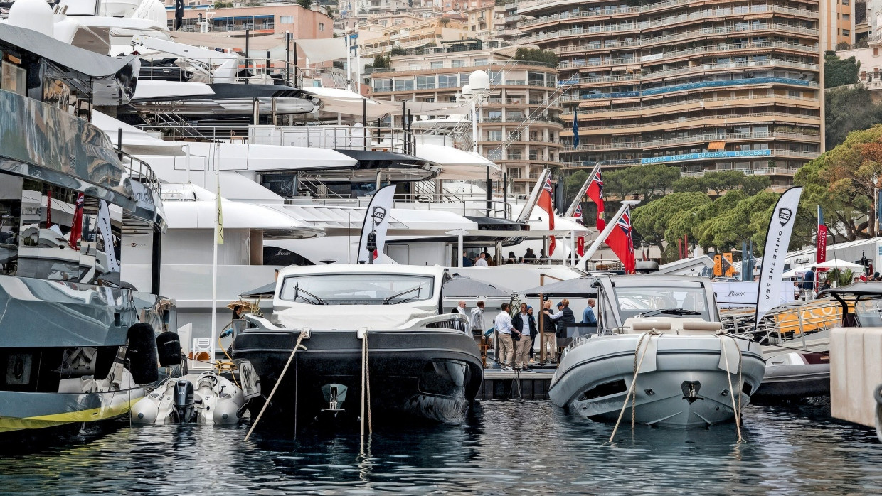 Friedlich beieinander: Luxusyachten und Motorboote im Hafen von Monaco