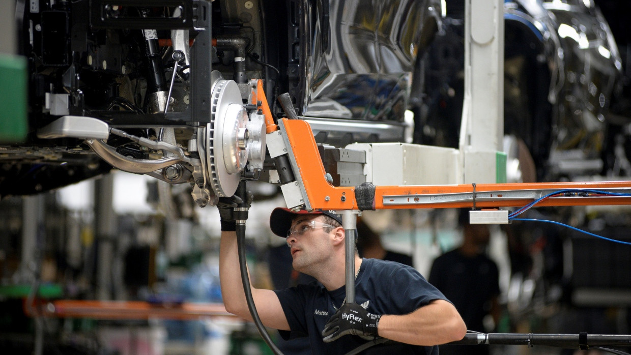 Ein BMW-Mitarbeiter im Werk in Greer, South Carolina