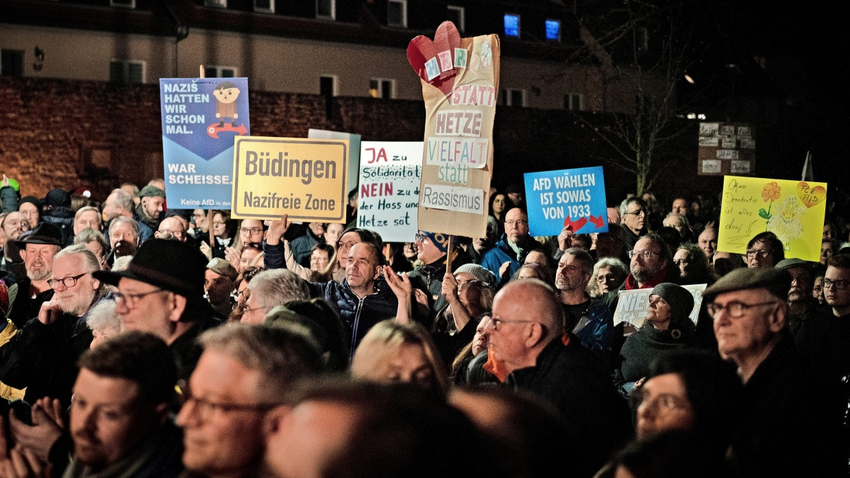 Demonstrieren für die Demokratie: Mehr als 1000 Menschen haben am Freitag in Büdingen gegen rechts protestiert.