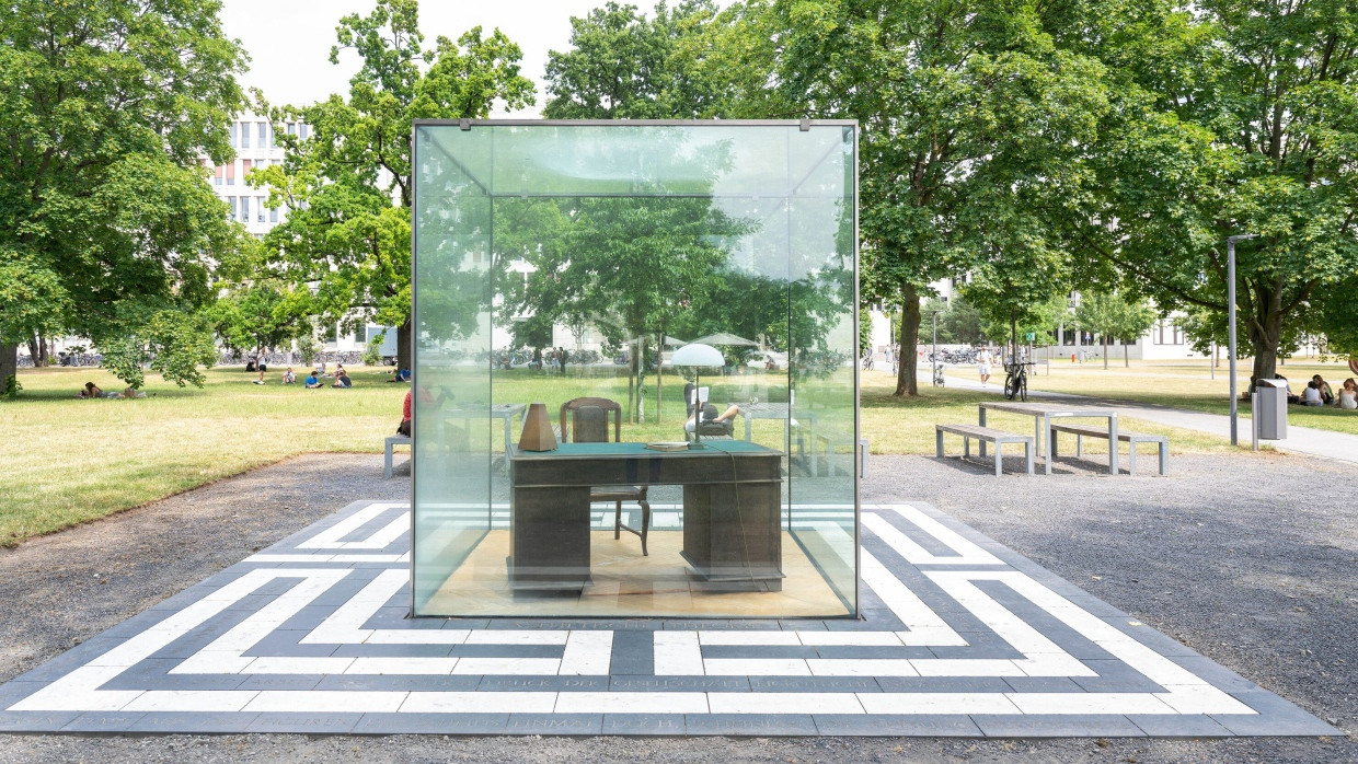 Blick auf das Adorno-Denkmal auf dem Campus Westend der Goethe-Universität