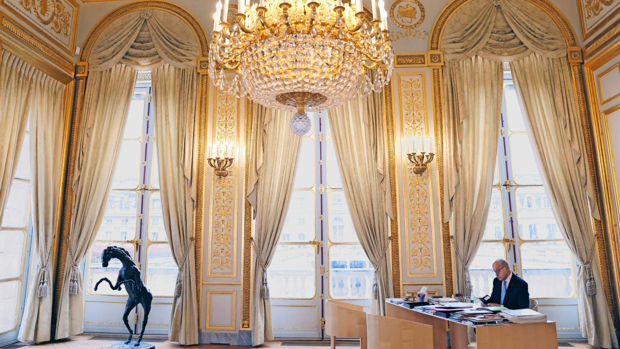 Die dritte Gewalt: Conseil constitutionnel im Pariser Palais Royal Laurent Fabius in seinem Arbeitszimmer