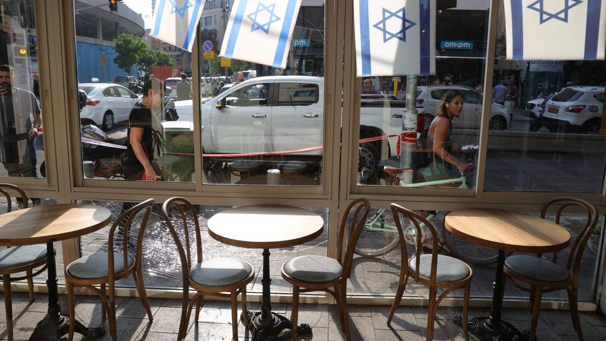 Passanten schauen am 19. Juli 2024 auf die Schäden nach einem Drohnenangriff in Tel Aviv.