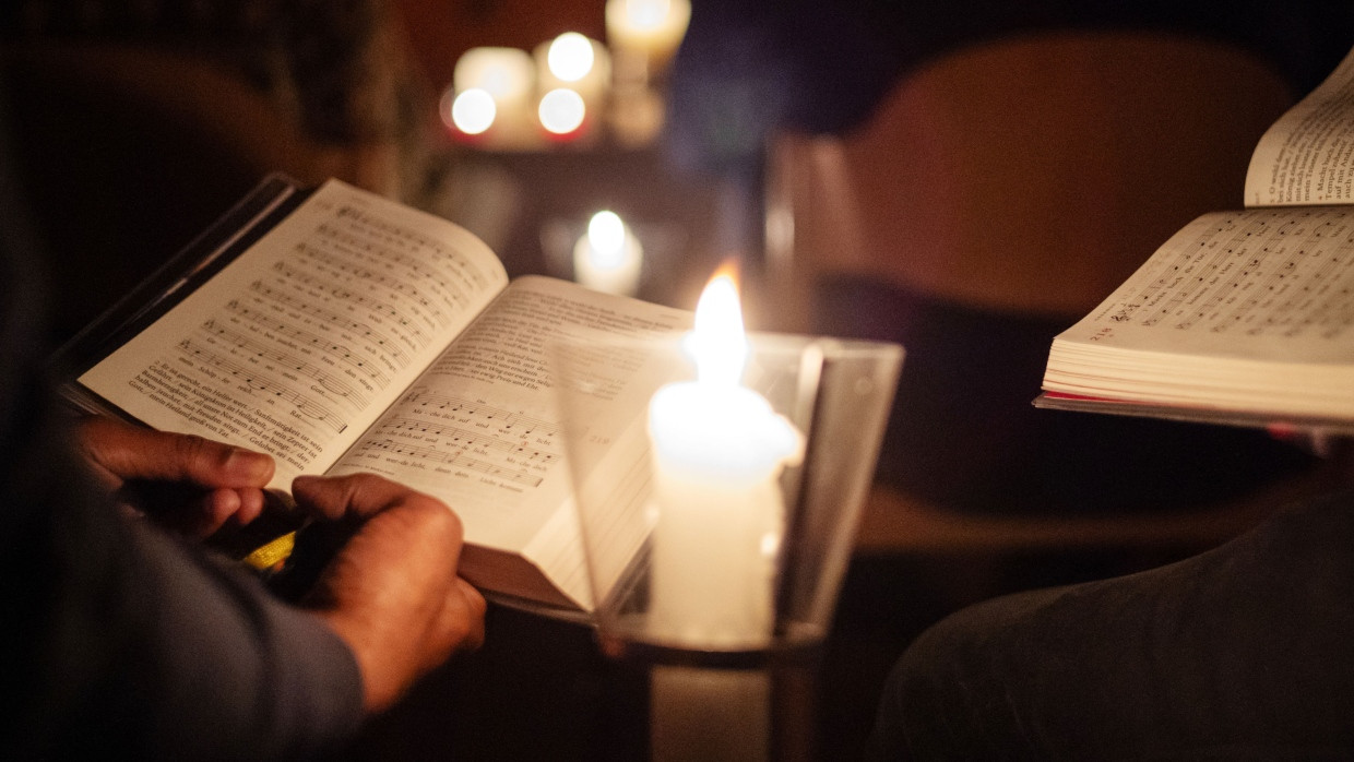 Für diejenigen, die zu Weihnachten einen Gottesdienst nicht besuchen können, bieten ARD, ZDF und Deutschlandradio Übertragungen an.