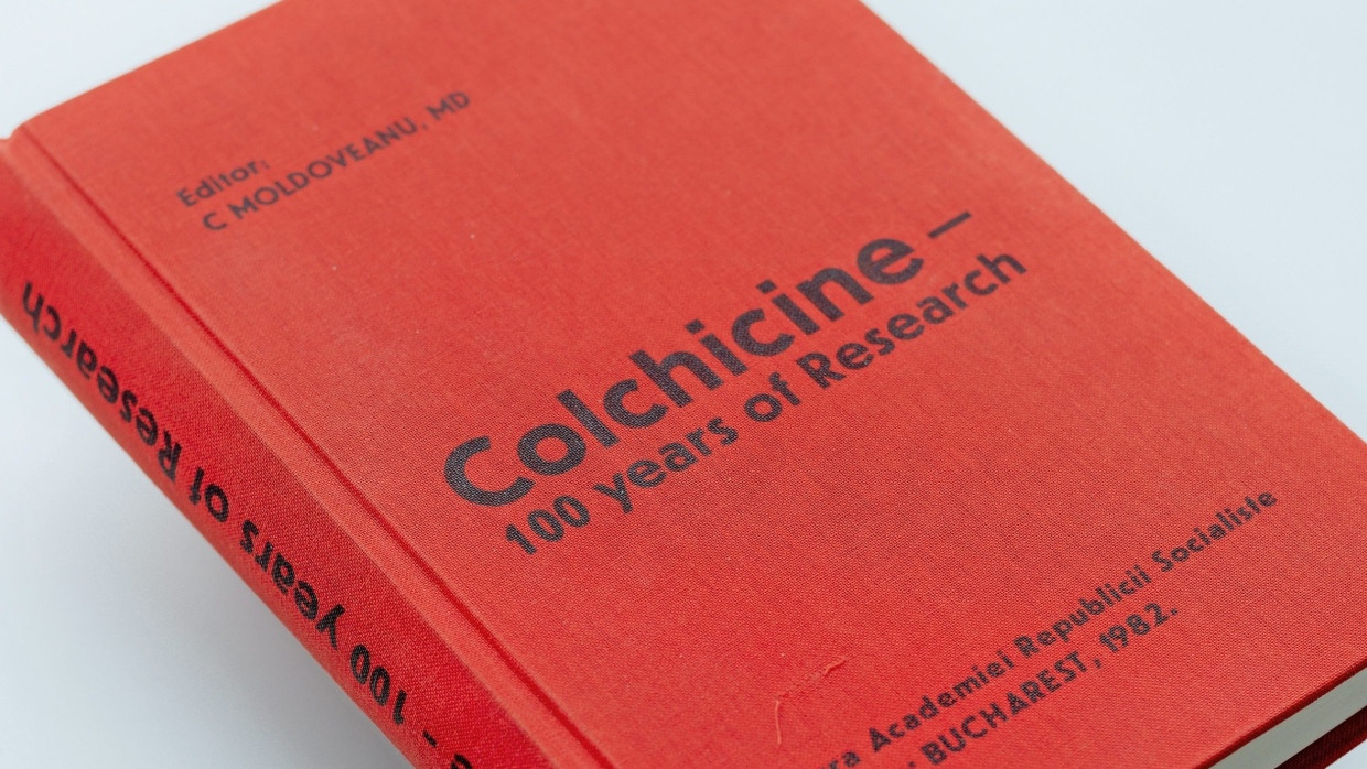 Der Tagungsband „Colchicine – 100 years of Research“ (1982), der angeblich aus Rumänien und der DDR stammt und  Matthias Graw unter Verdacht stellte, dürfte eines der seltensten Bücher der Welt sein. Seine einzige Absicht ist die  Verleumdung.