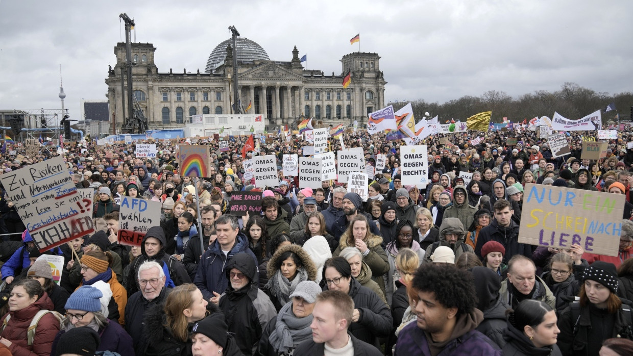 Großer Andrang: Eine Kundgebung gegen Rechtsextremismus am Samstag vor dem Reichstagsgebäude in Berlin