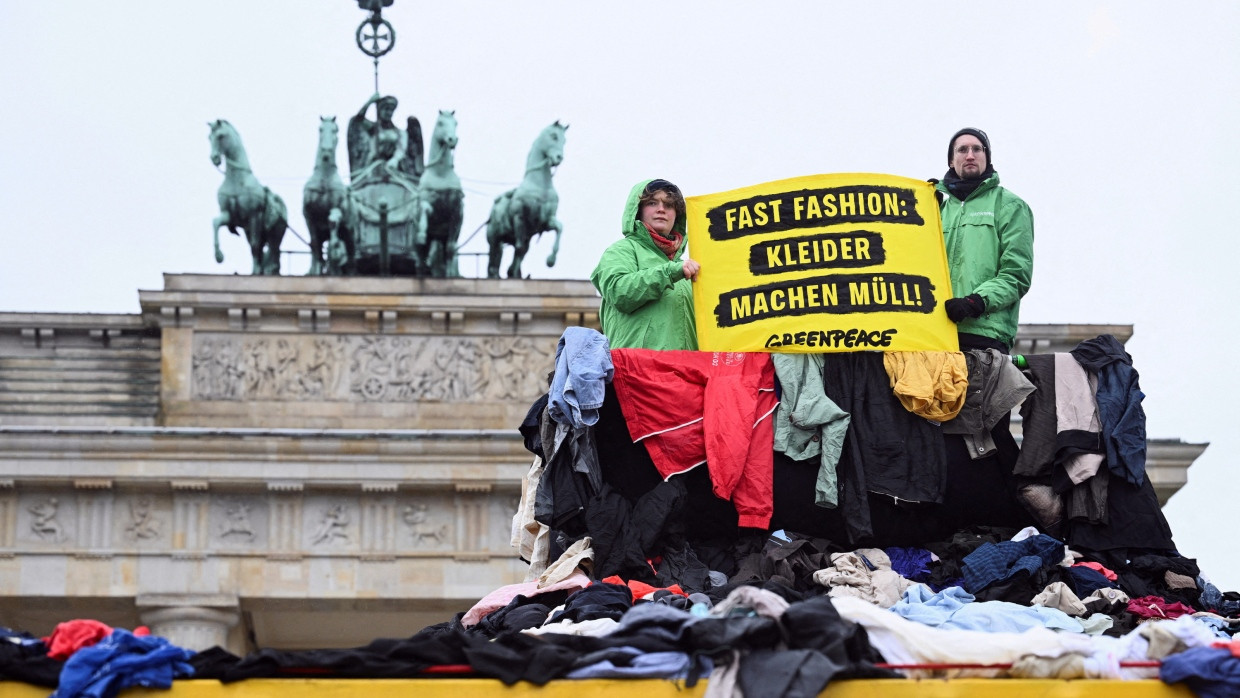 Gegen Fast-Fashion: Greenpeace hat einen Müllberg vors Brandenburger Tor gehäuft.