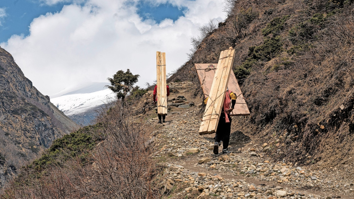 Transport auf dem Rücken: Die Träger in Nepal bringen beispielsweise Baumaterial in die Dörfer.