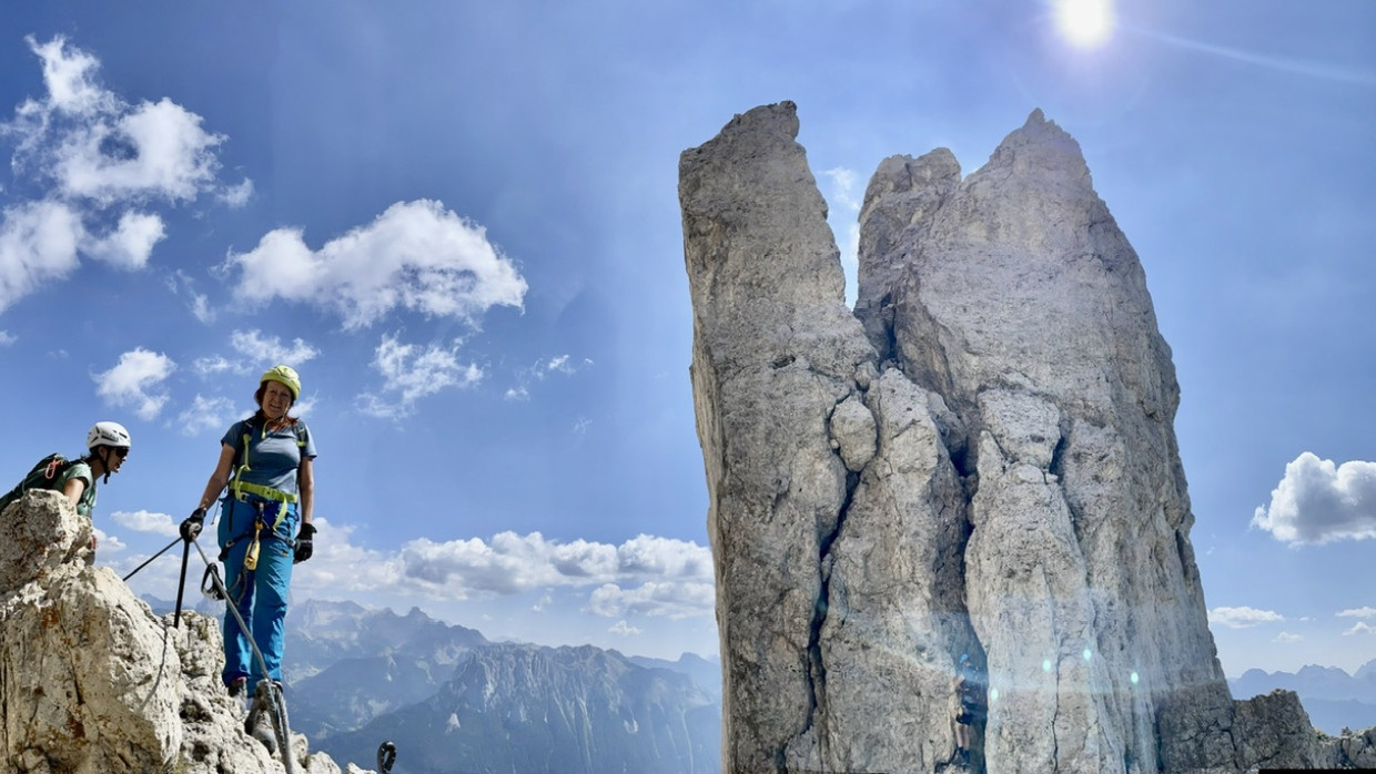 Sicher ganz oben: Am Drahtseil geht es auf dem Masaré-Klettersteig durch die Dolomiten.