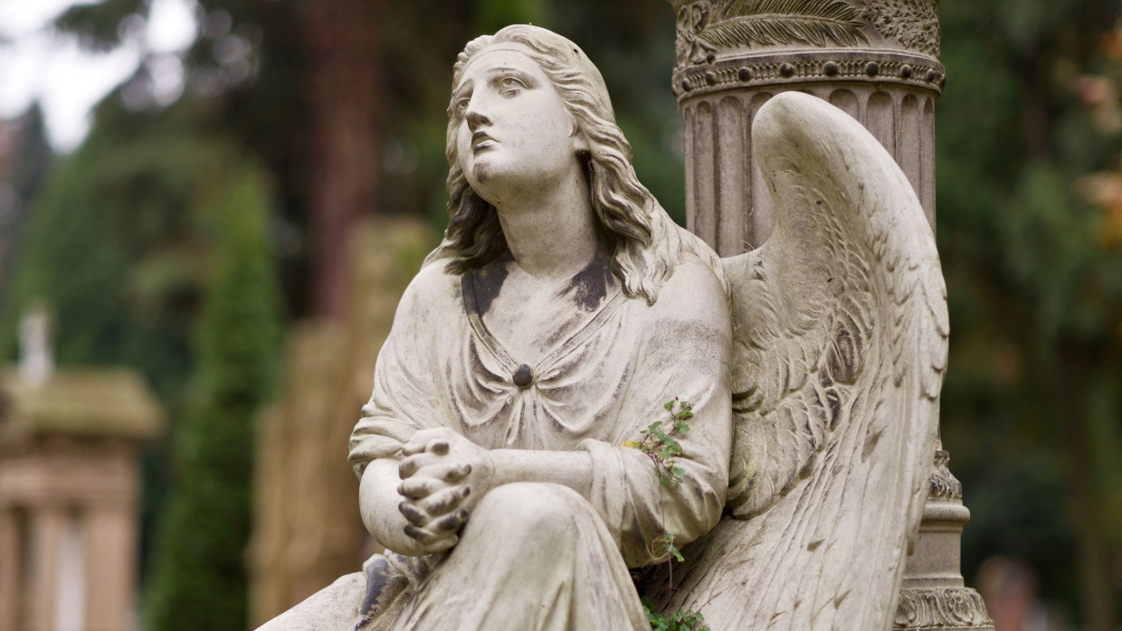 Verweilend: Eine Engelsstatue auf dem Hauptfriedhof in Mainz