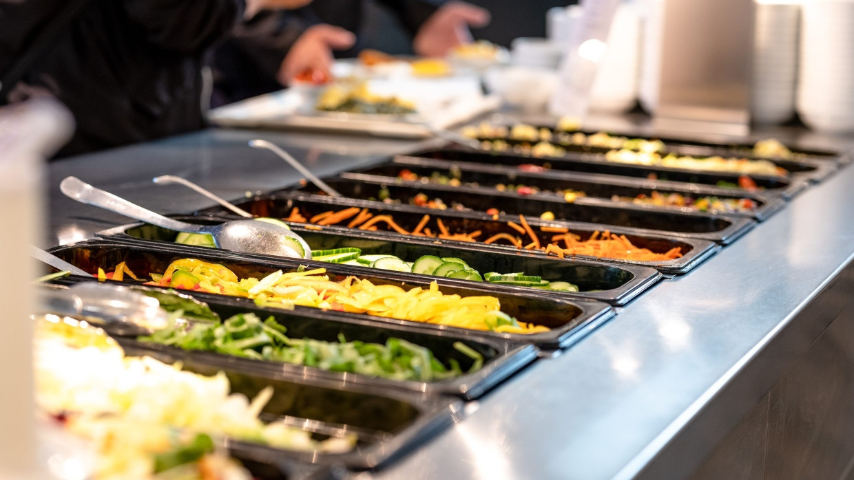 Schmeckt`s? Blick auf eine Salatbar