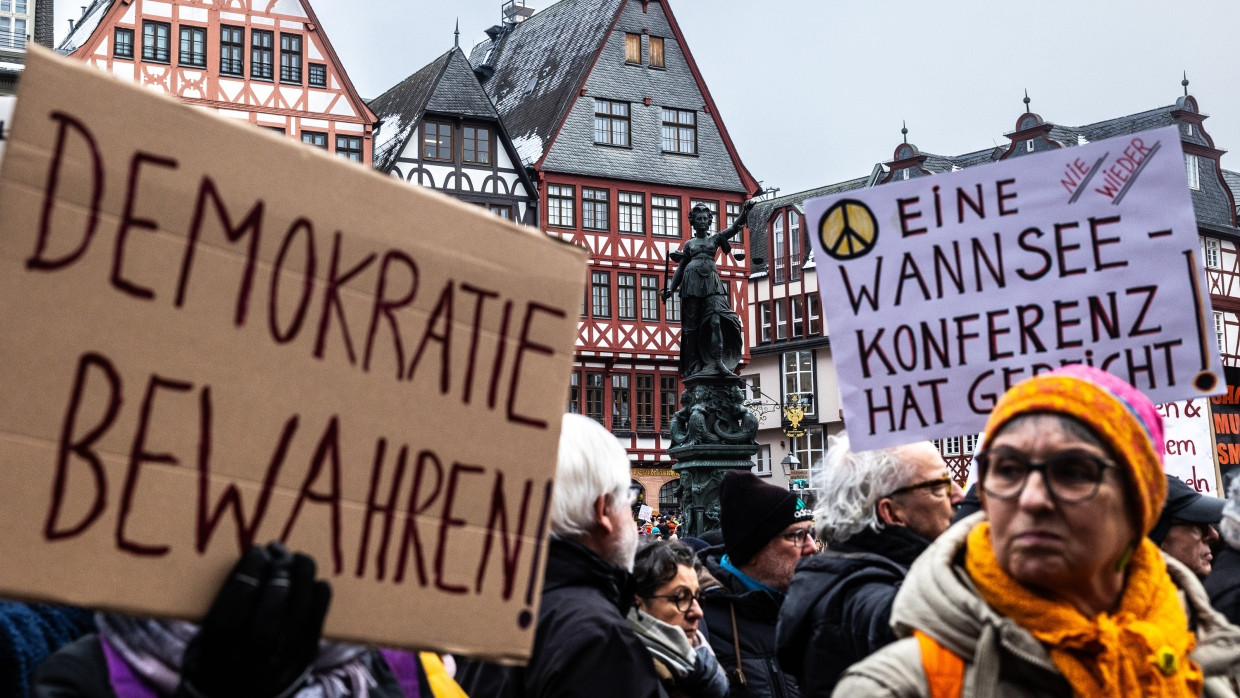 Menschenmenge in Frankfurt: Anti-AfD-Kundgebung auf dem Römer.