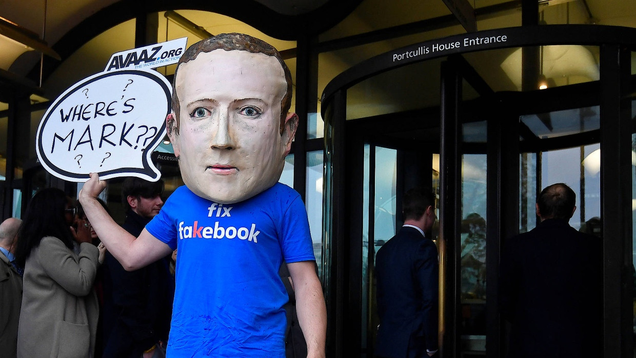 Ein Demonstrant mit einer überlebensgroßen Maske von Facebook-Chef Mark Zuckerberg protestiert im November 2018 in London