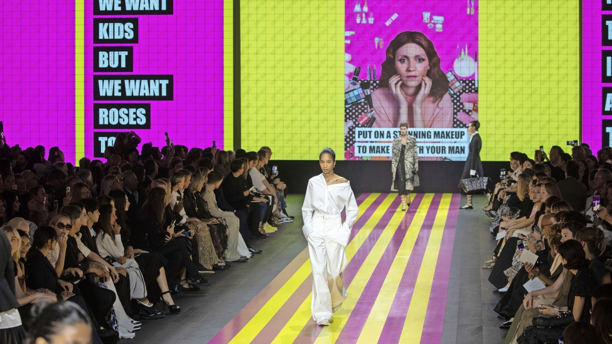 Feministische Manifeste: Bei Dior läuft im Hintergrund die Video-Installation „Not Her“ der italienischen Künstlerin Elena Bellantoni.