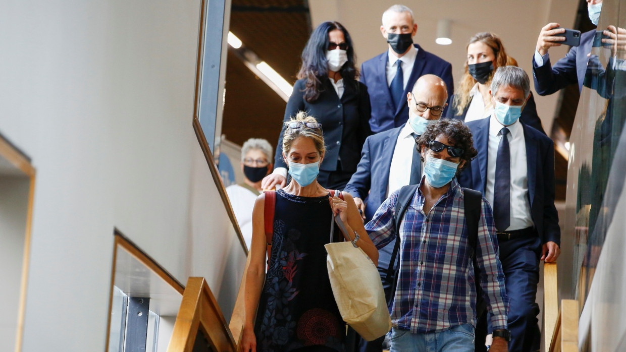 Angehörige des sechs Jahre alten Eitans betreten am Donnerstag das Familiengericht in Tel Aviv.