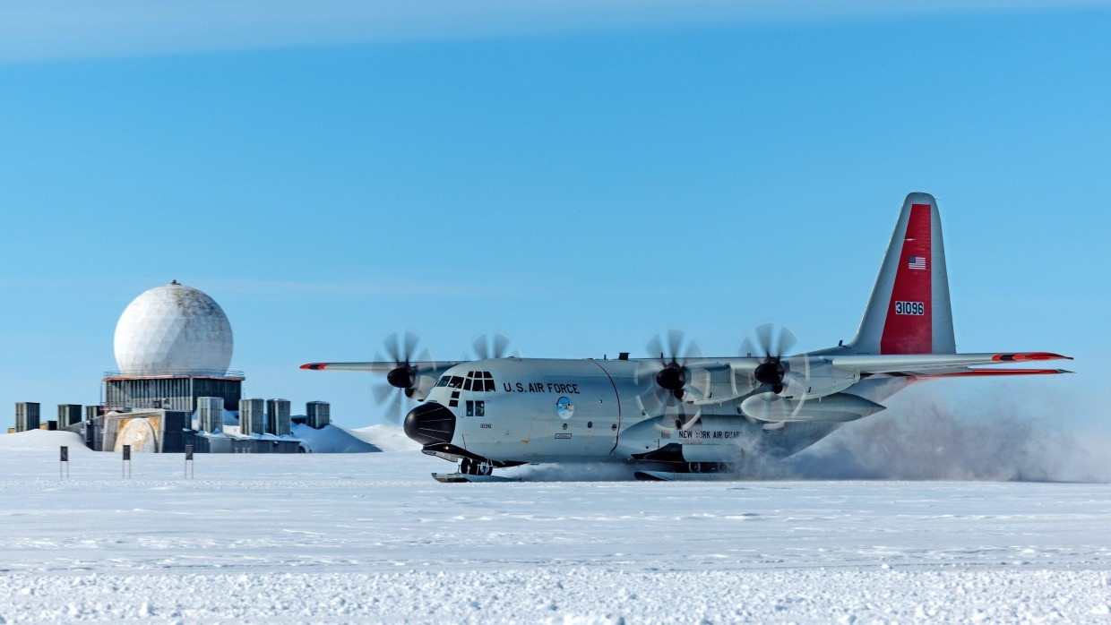 Ein Flugzeug der amerikanischen Streitkräfte bei der Landung auf dem Gelände einer Forschungsstation im Mai 2024 in Grönland