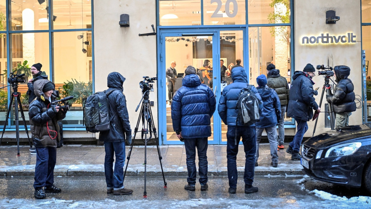 Gespannte Erwartung: In Stockholm warten Journalisten am Mittwoch auf das Ergebnis der Hauptversammlung