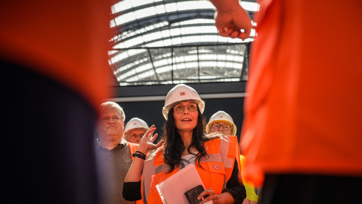 Die Frau mit dem Plan: Katja Maaser leitet die Baustelle am Frankfurter Hauptbahnhof.