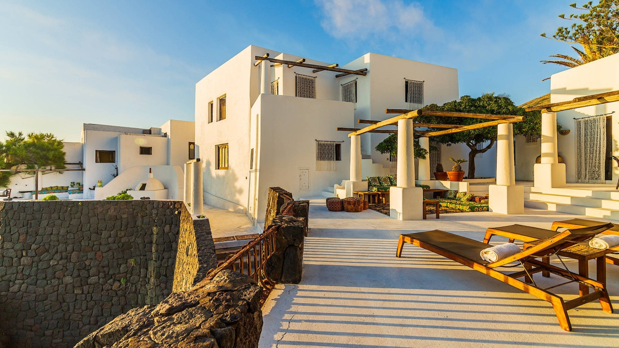 Die Villa liegt am Hang der Vulkaninsel Stromboli und befindet sich schon seit den neunziger Jahren im Besitz von Stefano Gabbana und Domenico Dolce.