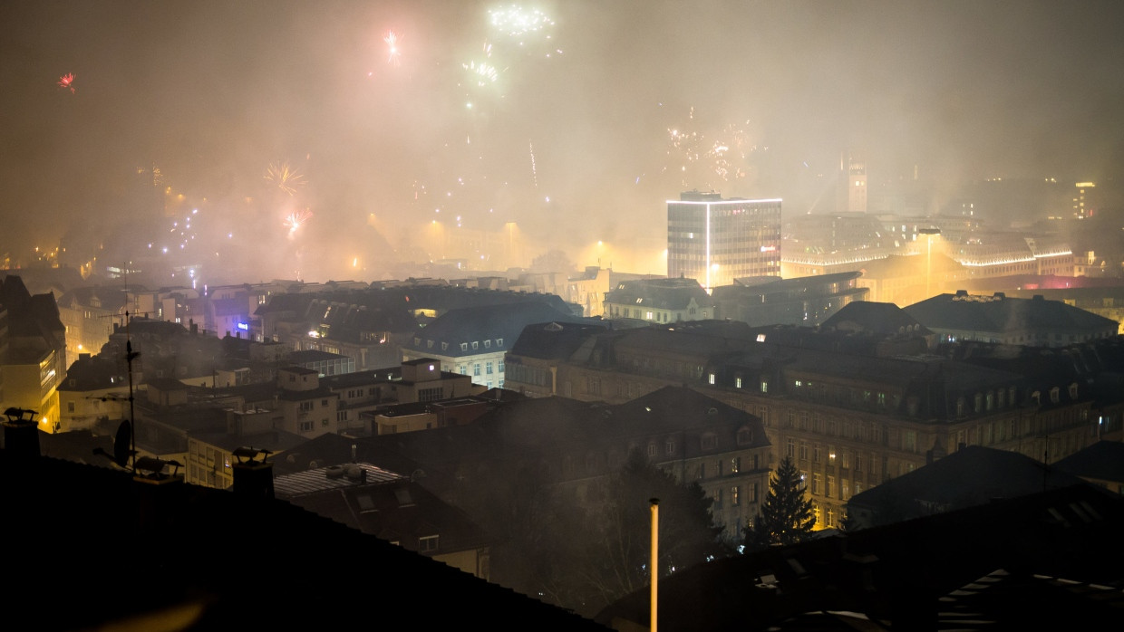 Blick auf Stuttgart in der Silvesternacht: Eine dichte Dunstwolke liegt über der Stadt (Archivbild)