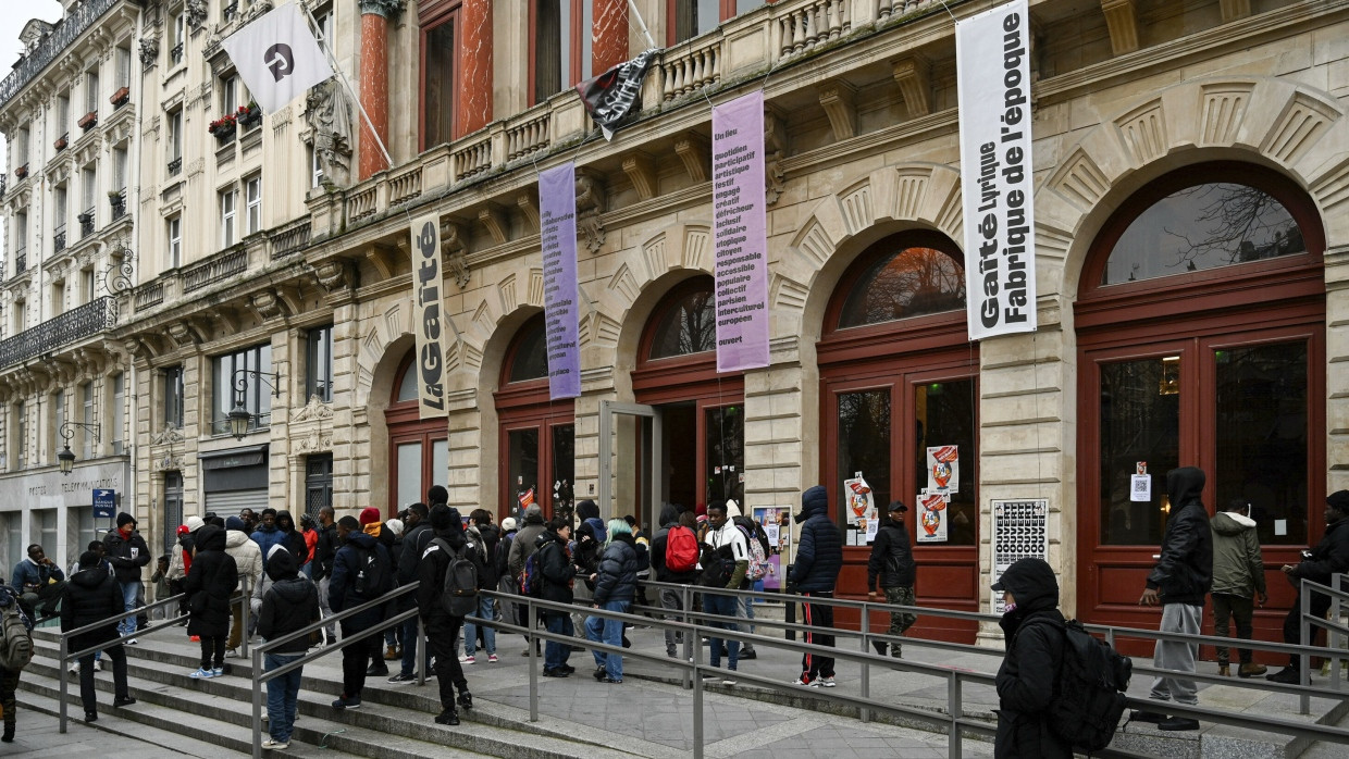 Ein Dach über dem Kopf: Immer wieder demonstrieren Menschen vor der „Gaîté lyrique“ zur Unterstützung für die dort untergekommenen Flüchtlinge, wie Ende Dezember 2024.