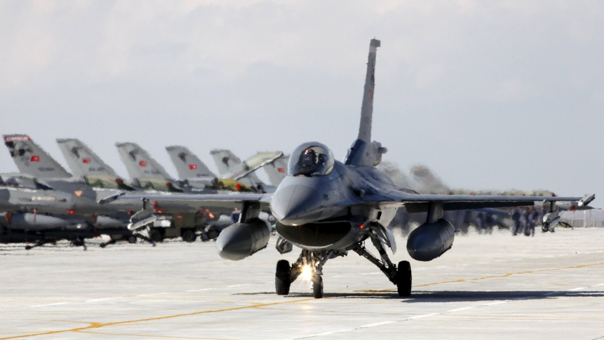 Ein F-16-Kampfflugzeug der türkischen Armee auf einem Flughafen in der Stadt Konya