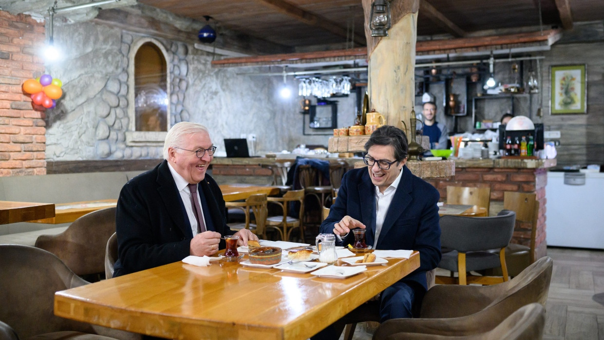 Im „Tako Mako“: Frank-Walter Steinmeier und Stevo Pendarovski, Präsident von Nordmazedonien