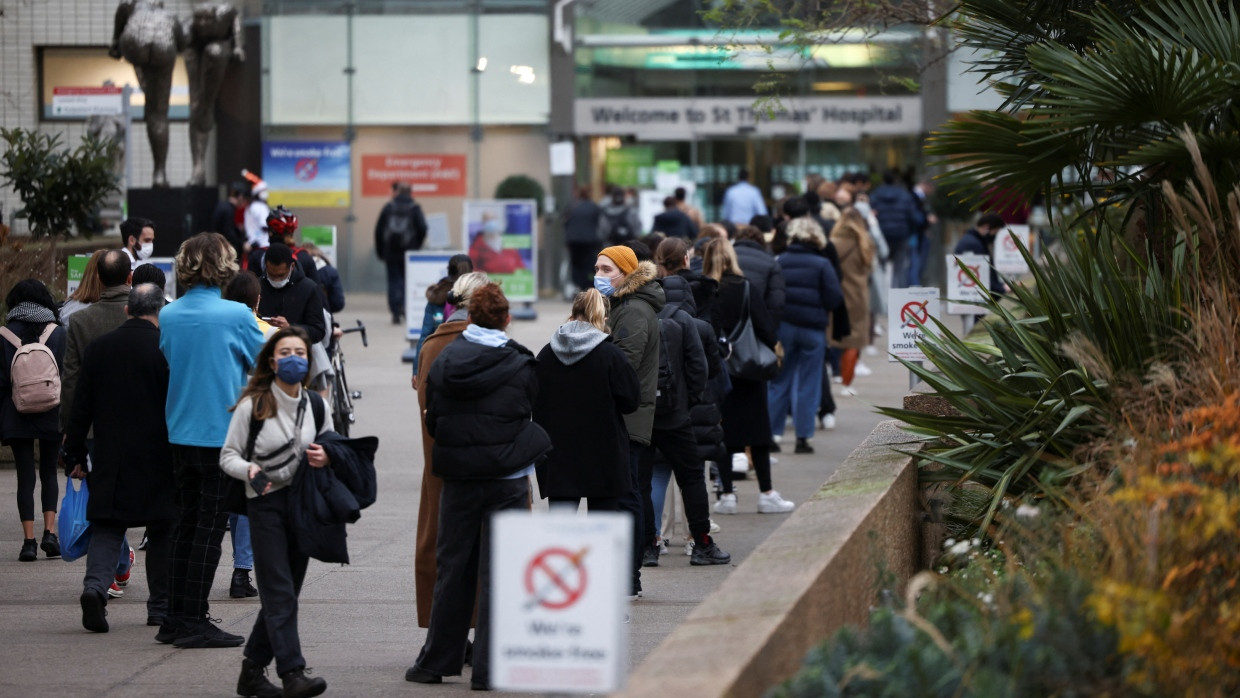 Anstehen für die Booster-Impfung, hier vor einem Krankenhaus in London