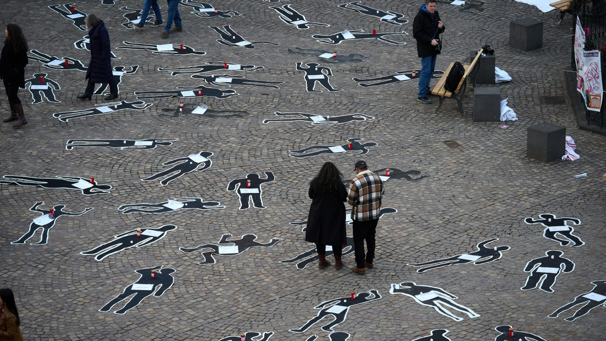 Protestaktion am Römerberg am Weltfrauentag. Aktivistinnen legen Opfersilhouetten von Femiziden rund um den Römer aus. Fotografiert am 08.03.2024 in Frankfurt am Main.