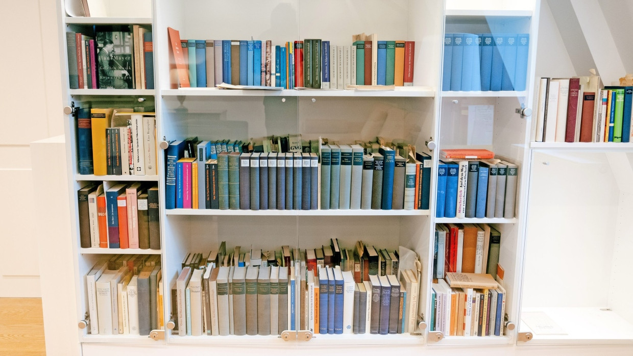 Umgeben von Büchern: Blick in die Hand­bibliothek von Siegfried Unseld im Holzhausenschlösschen.