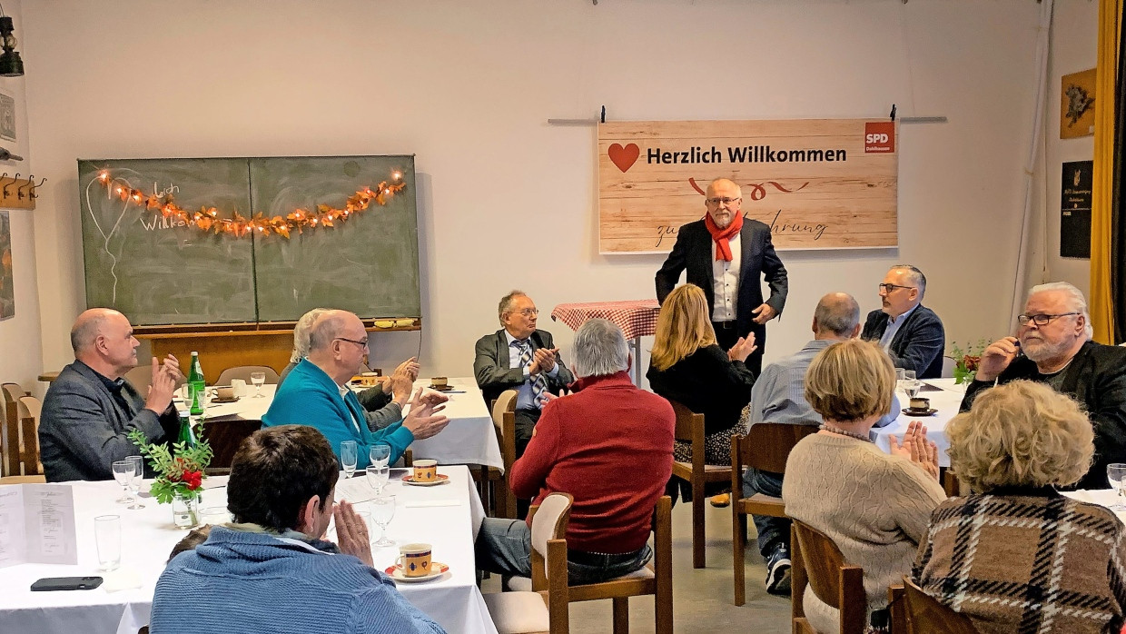 Lobrede für die Genossen: Bundestagsabgeordneter Axel Schäfer ehrt die Jubilare des SPD-Ortsvereins Bochum-Dahlhausen