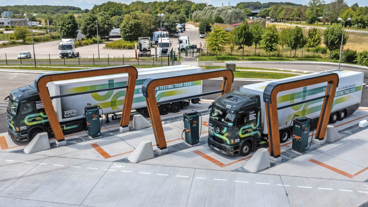 Das muss schneller gehen: Zwei Mercedes-Benz Actros E 600 auf Testfahrt laden im französischen Rouen an einer für  Lastwagen konzipierten Ladestation.