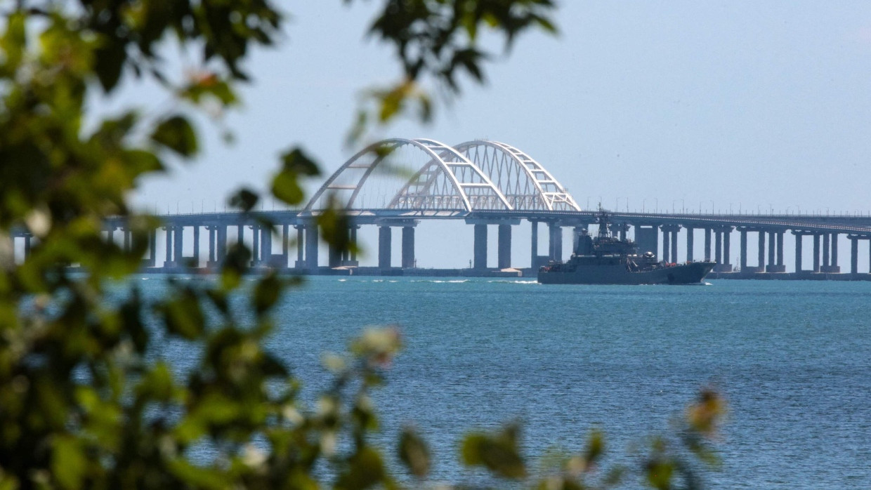 Ein russisches Kriegsschiff in der Nähe der Kertsch-Brücke