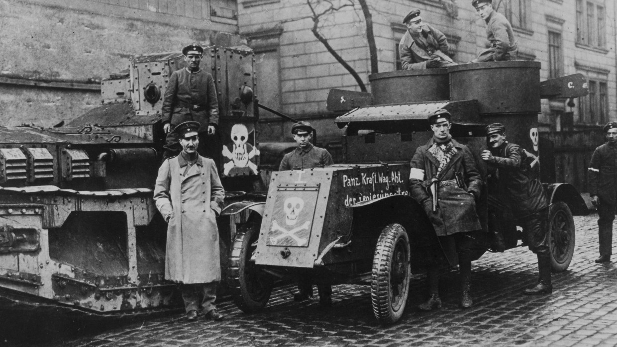 Regierungstreue Gruppen in Berlin-Neukölln beim Generalstreik der Arbeiterschaft am 5. März 1919.