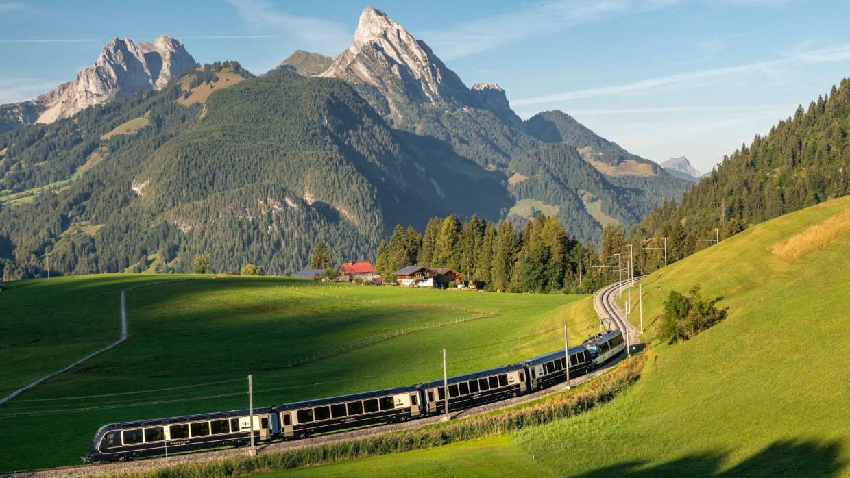 Im Golden Pass Belle Époque-Zug fährt man entspannt durch die Schweizer Berglandschaft.