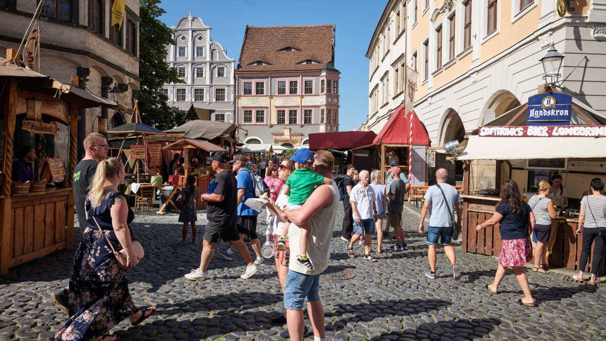 Viel los in der Altstadt: Zum Stadtfest kommen auch Leute, die weggezogen sind. Görlitz hofft, einige von ihnen zur Rückkehr bewegen zu können.