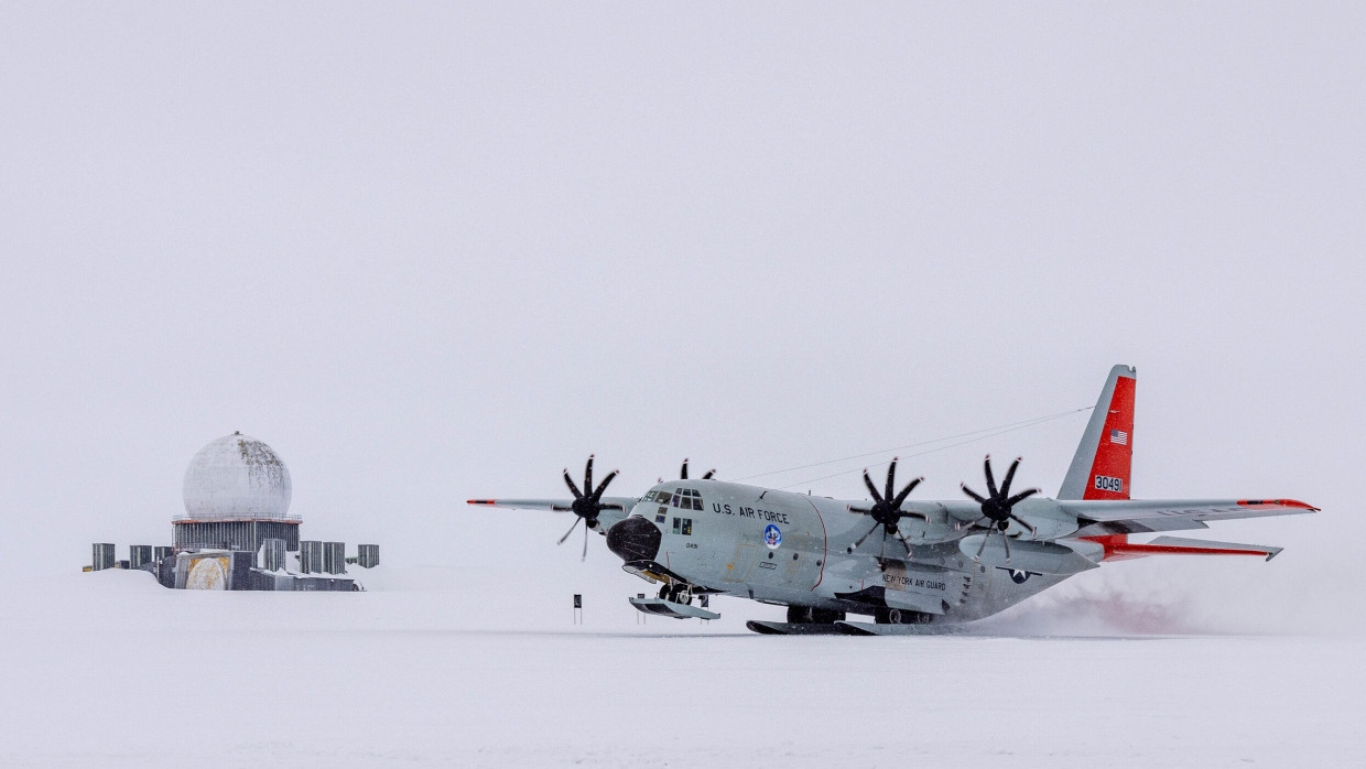 Eine Lockheed C-130 der U.S. Air Force im Mai 2024 an der Forschungsstation Camp Raven in Grönland.