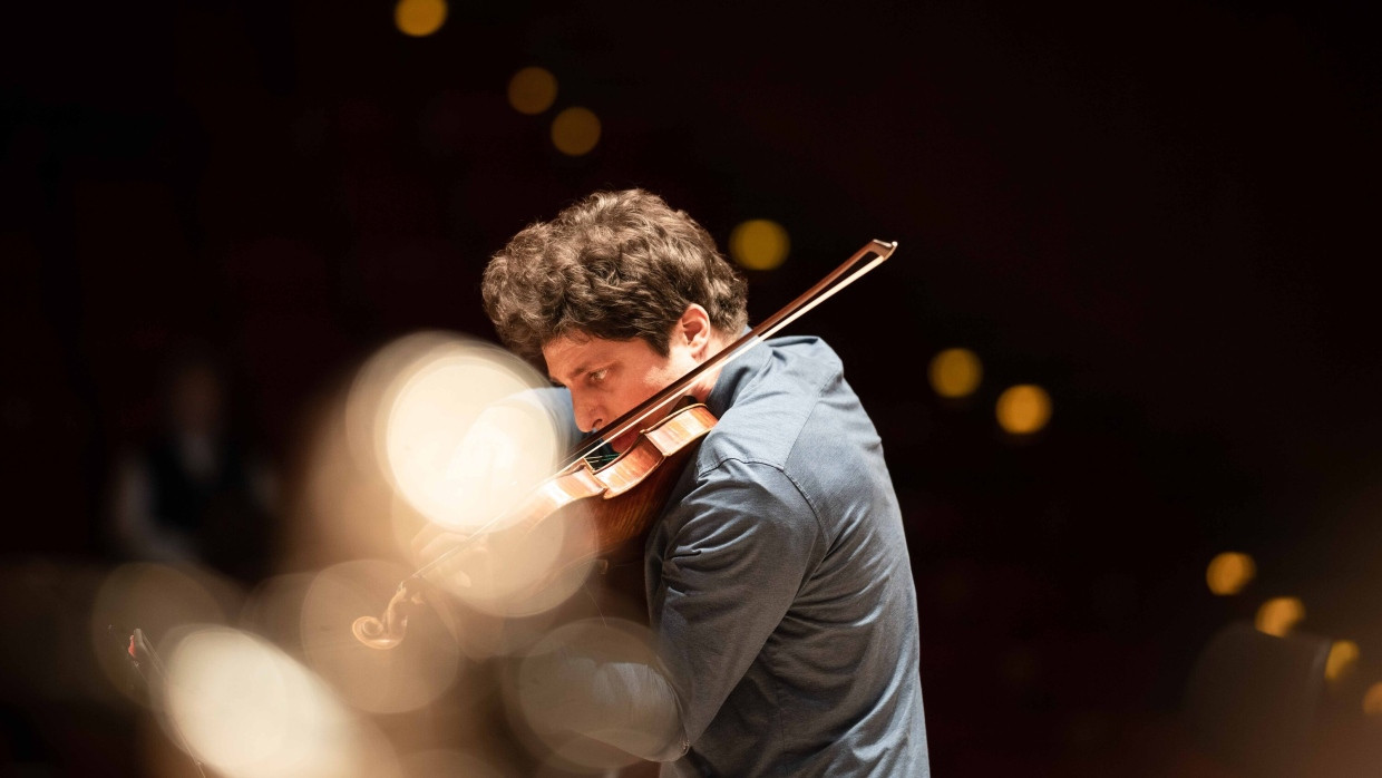 Augustin Hadelich spielt das Violinkonzert von György Ligeti in der Berliner Philharmonie