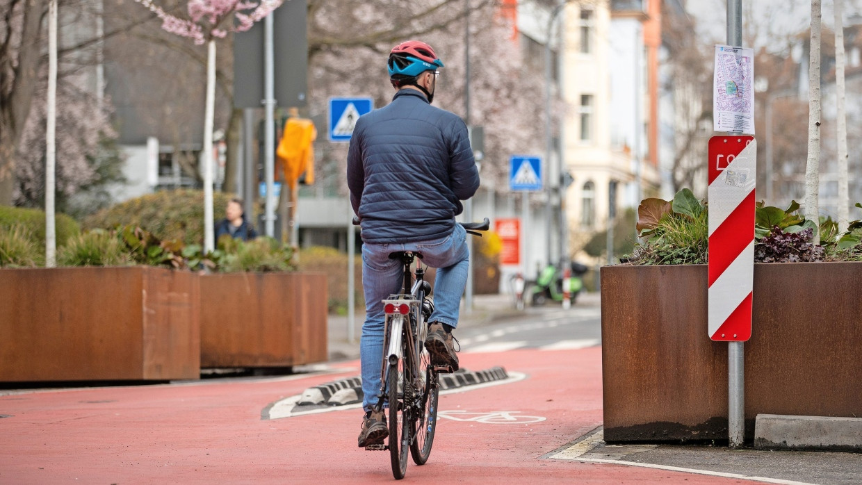 Für Radfahrer ein Traum: Die Verkehrsexperimente am Oeder Weg gefallen den einen mehr, den anderen weniger.