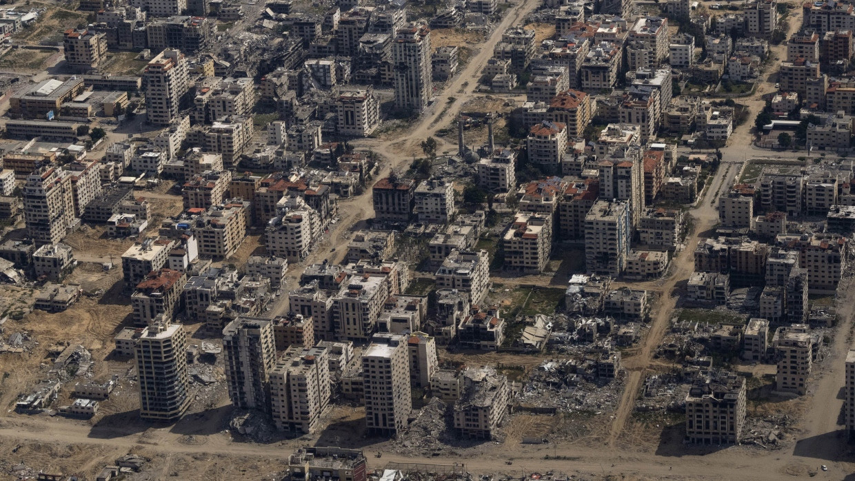 Die Aufnahme aus einem amerikanischen Flugzeug zeigt zerstörte Gebäude im Gazastreifen.