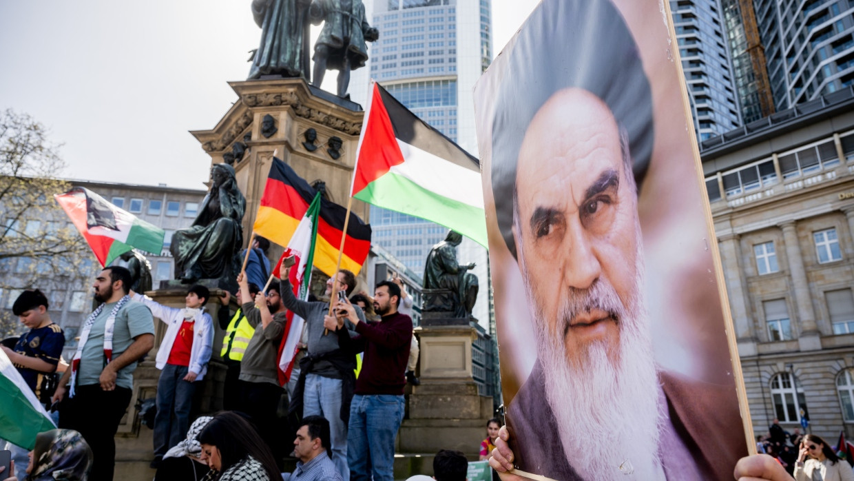 Ein Bild des Ajatollah vor dem Schillerdenkmal auf dem Rossmarkt.