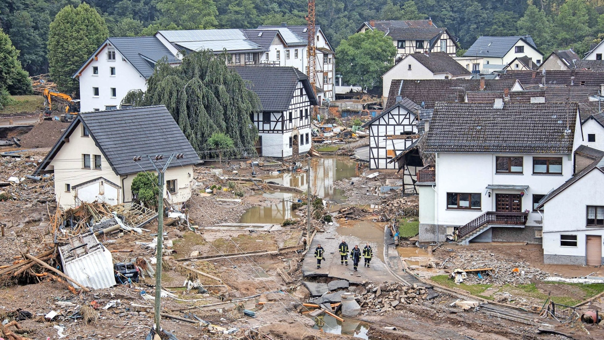 Bilder, die man nicht vergisst: Feuerwehrleute am 16. Juli 2021 in Schuld im Ahrtal