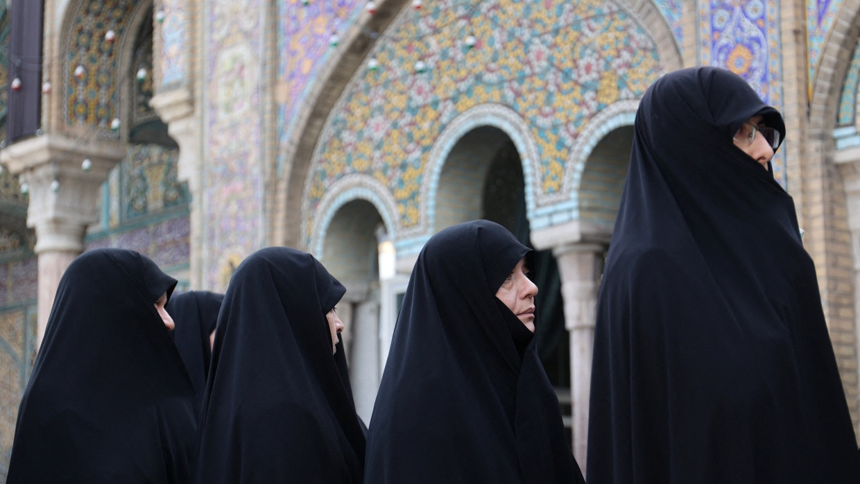 Iranische Frauen stehen während der Präsidentschaftswahl im Juli vor einem Wahllokal in Teheran.