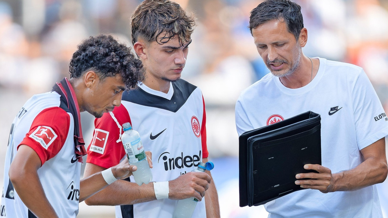 So wird’s gemacht! Trainer Dino Toppmöller instruiert die Zugänge Nathaniel Brown (links) und Can Uzun.