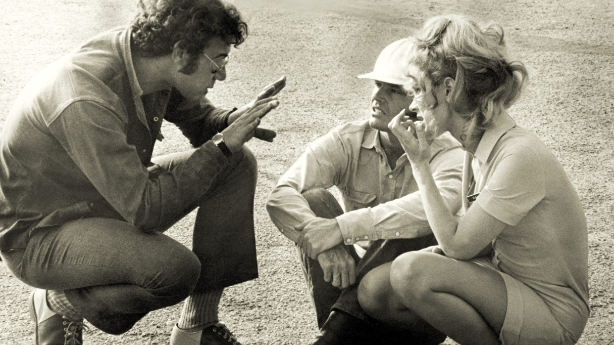 Am Set von „Five Easy Pieces“ mit Jack Nicholson und Karen Black: Bob Rafelson (links) erklärt den Schauspielern seine Vorstellungen.