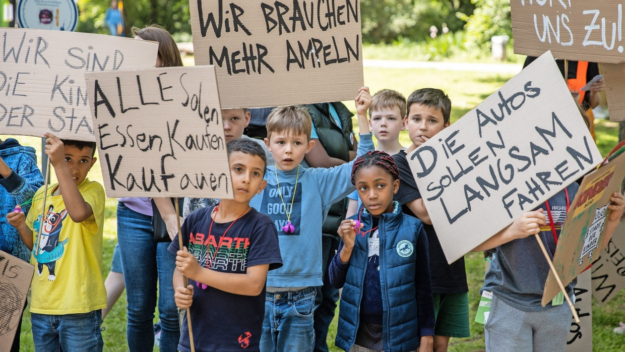 „Hört uns zu“: eine Demonstration für Kinderrechte in Frankfurt im März 2023