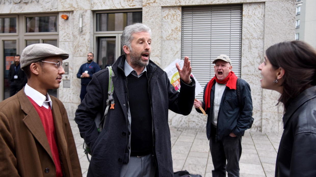 Eklat um „Neger“ und „Judenstern“: Boris Palmer streitet vor der Migrationskonferenz im April 2023 an der Uni Frankfurt mit Gegendemonstranten.