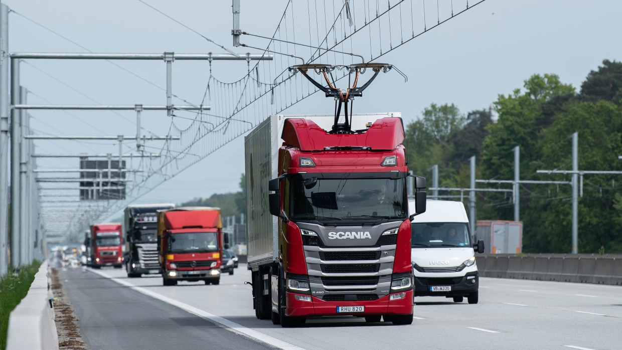 17 Kilometer lange Oberleitung, 500 einbetonierte Masten