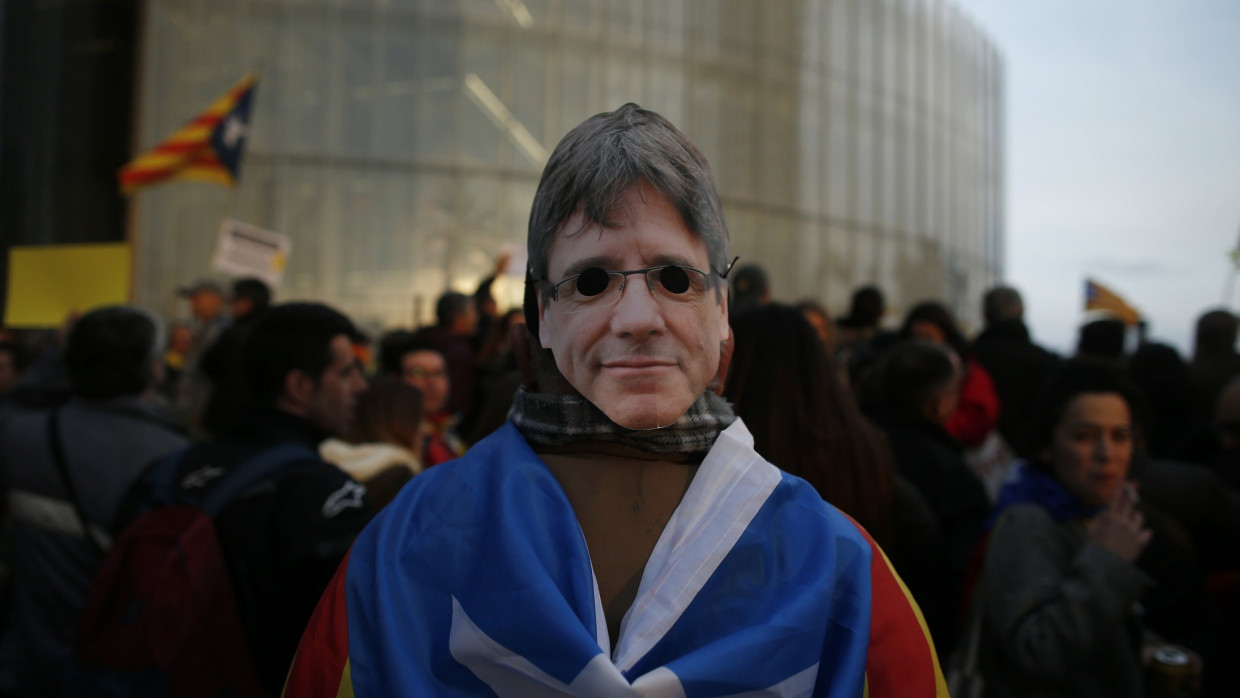 Ein Demonstrant trägt eine Maske von Puidgemont (Archivbild)