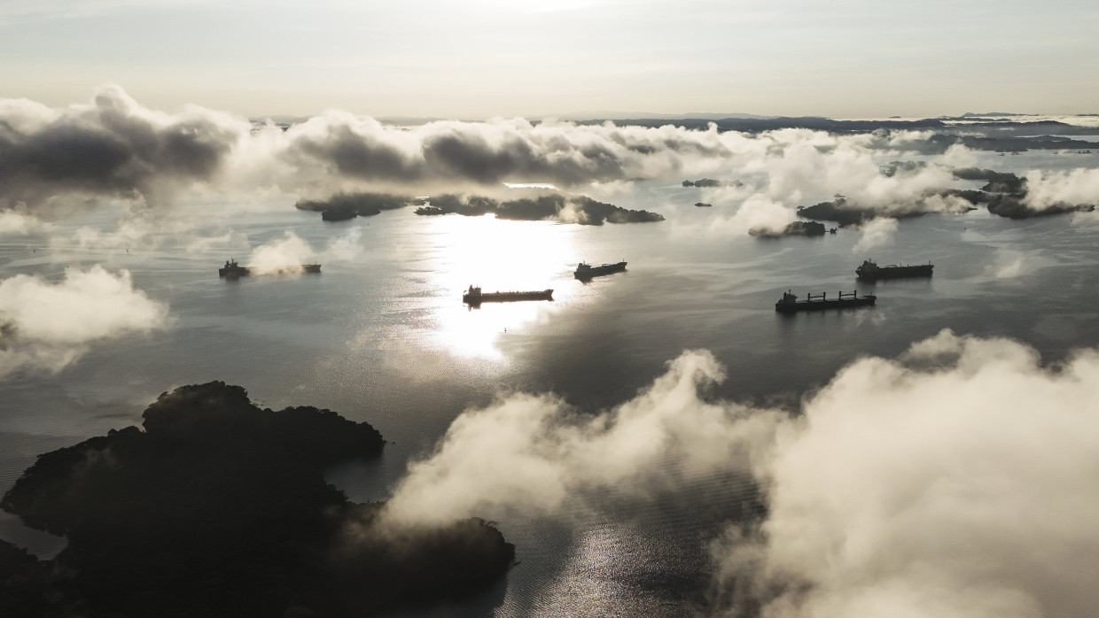 Frachtschiffe vor der Durchfahrt durch den Panamakanal